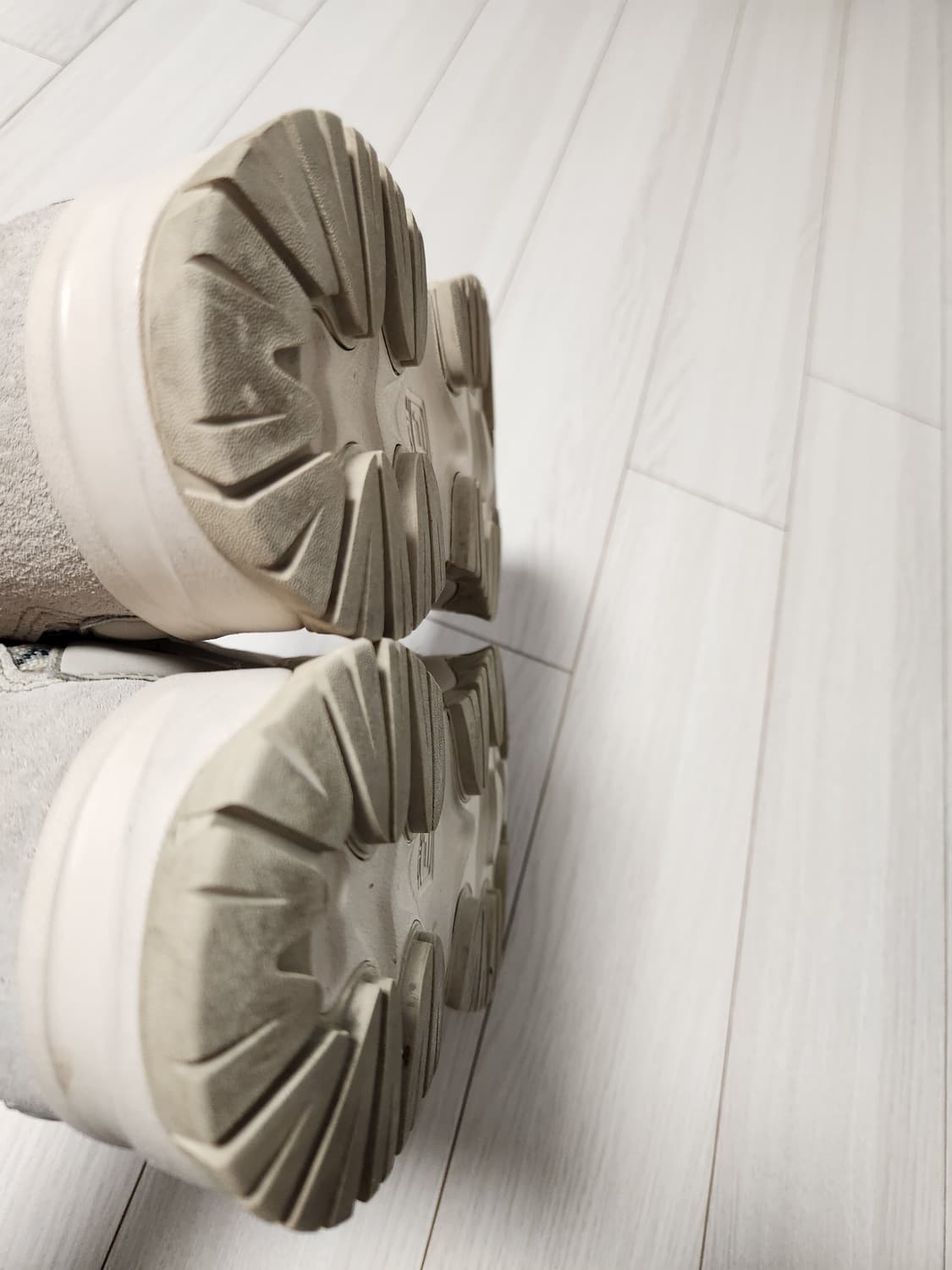 휠라 운동화 남녀공용 워킹화 레이트레이서 사이즈240

사용감은 좀 있지 상품이미지7