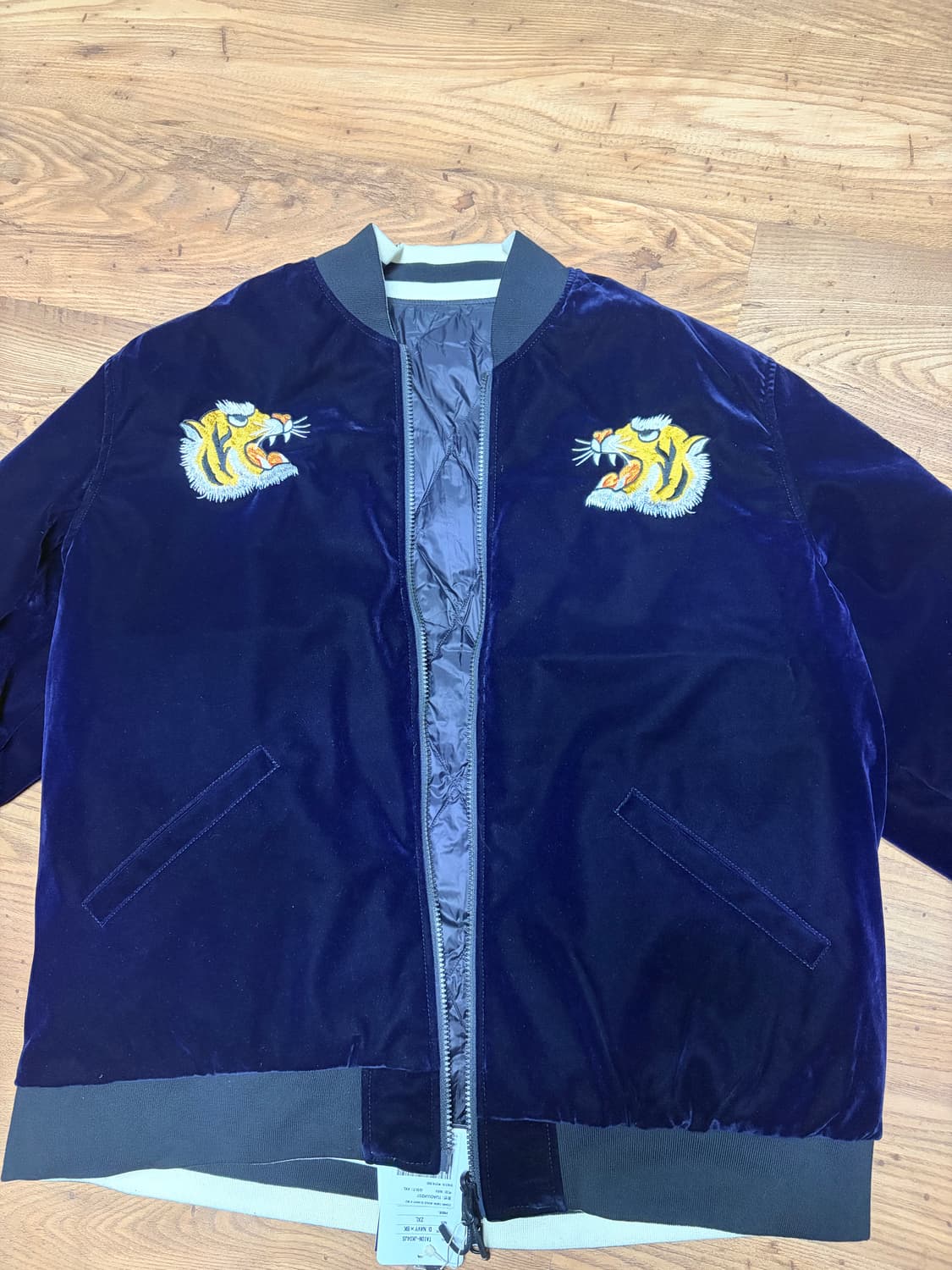 타이온 리버서블 타이거 벨벳 스카쟌 수베니어 자켓 상품이미지1