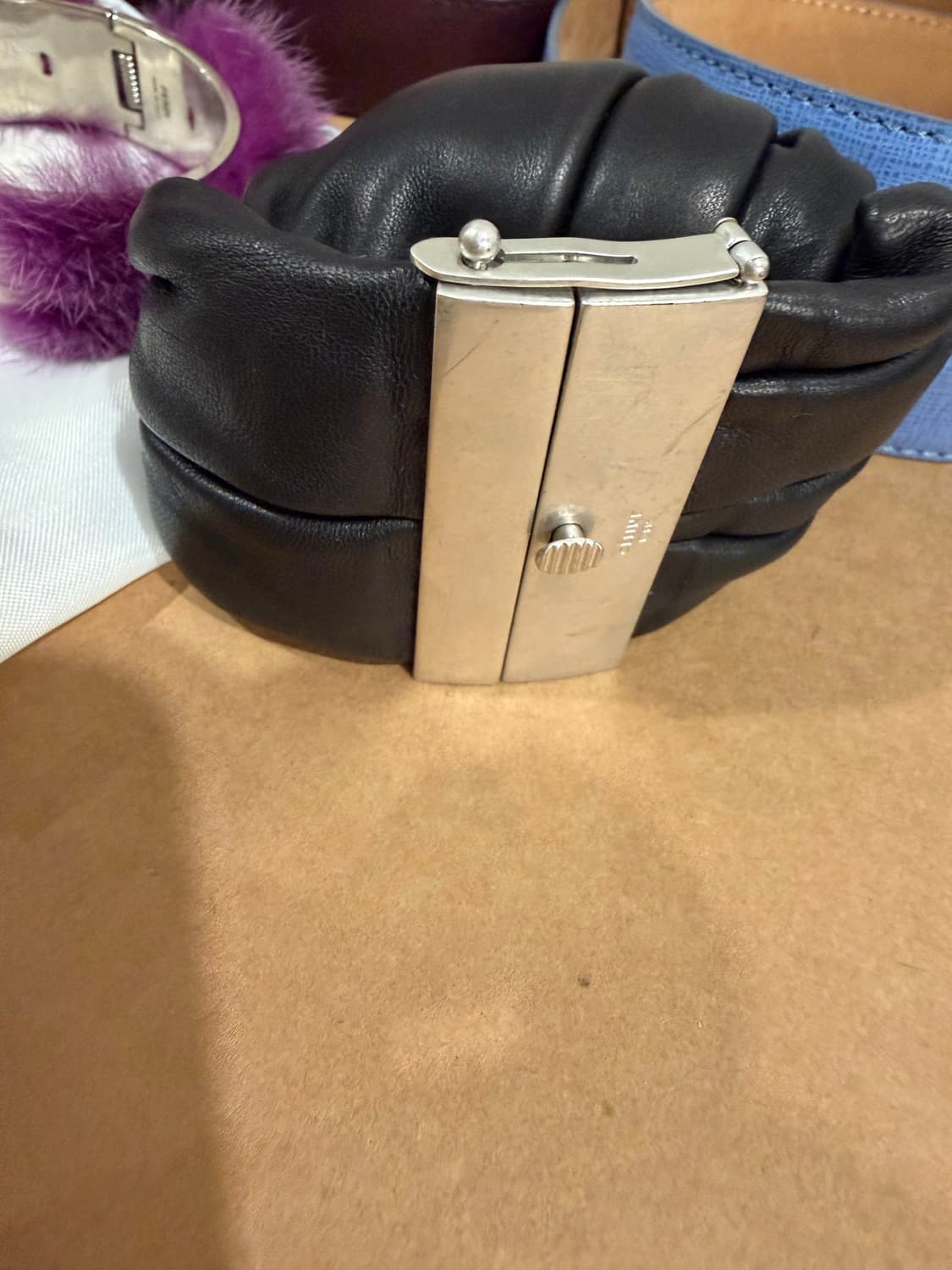 셀린느 celine 블랙 양가죽 매듭 팔찌 상품이미지3