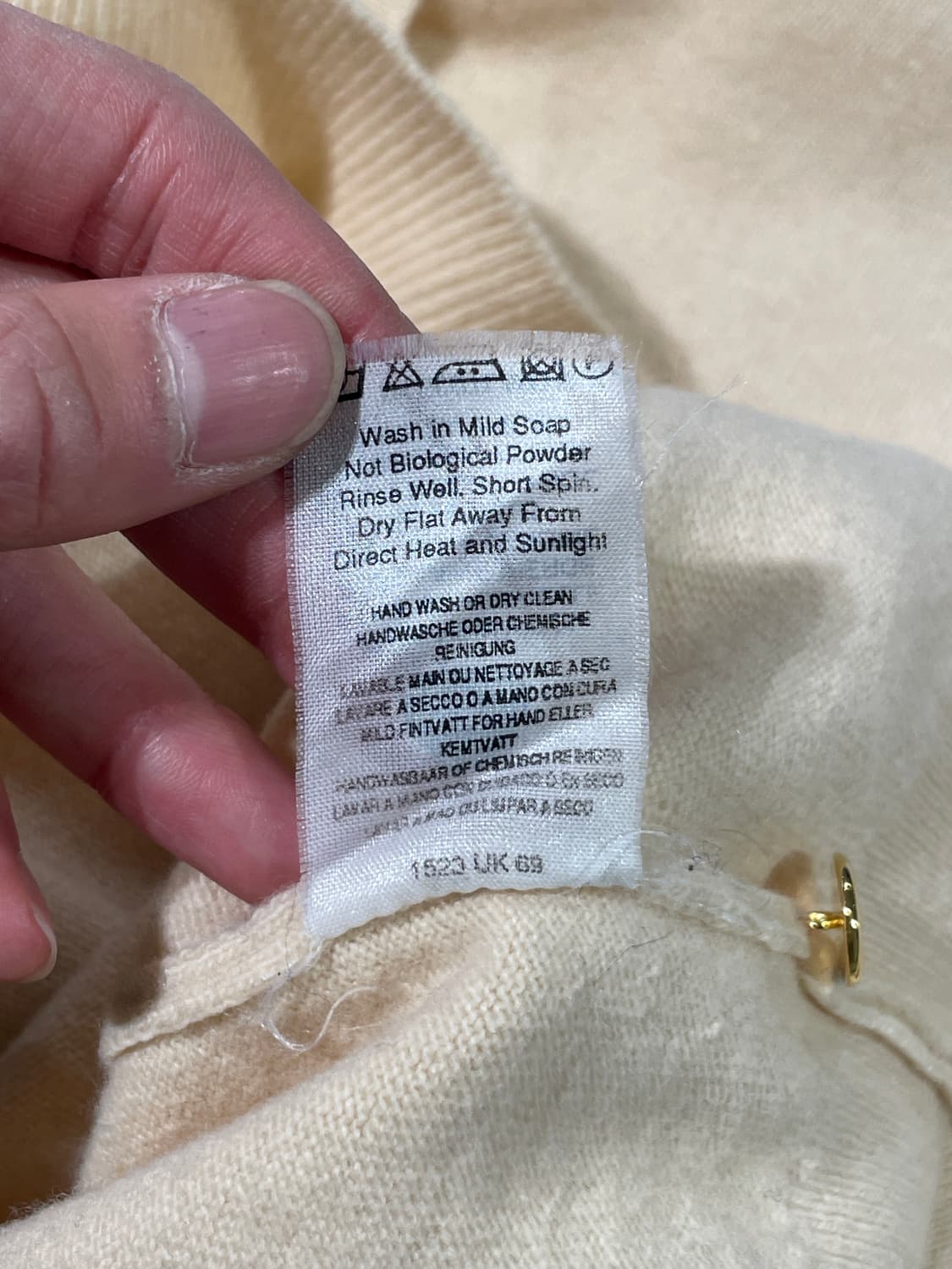 버버리 라이트 베이지 쿼터 금장 버튼 카라 울 니트 상품이미지9