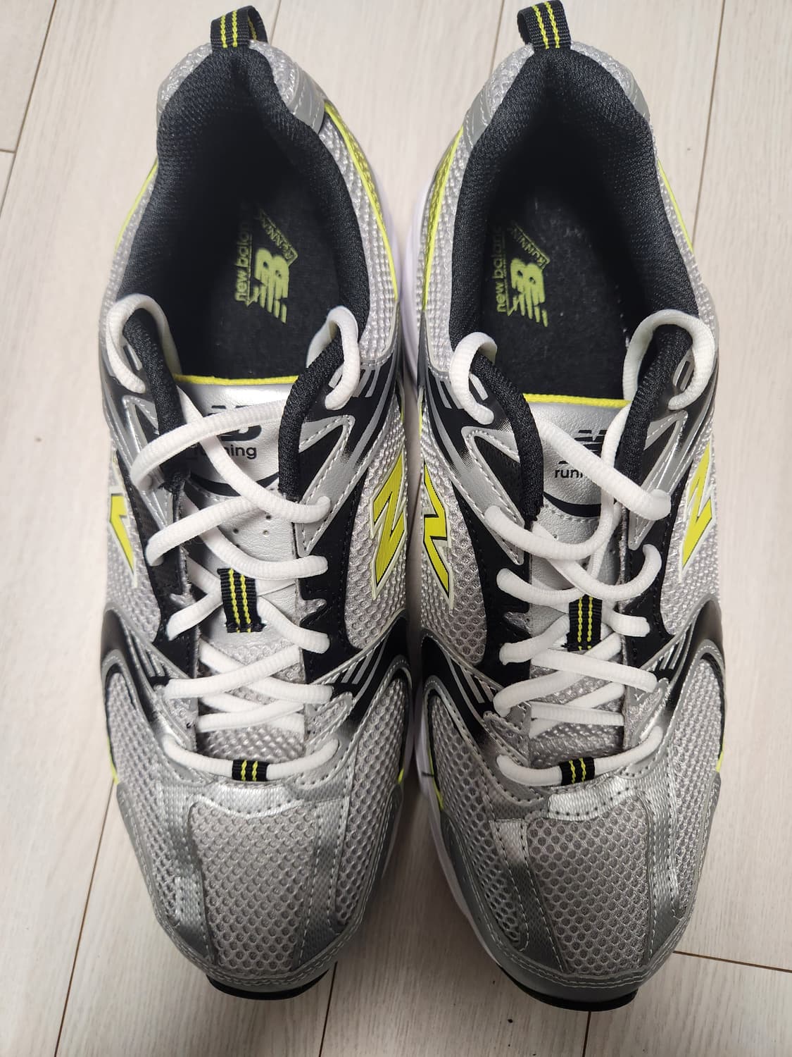 뉴발란스 530 실버 옐로우 운동화 사이즈275

거의 새거오염 하자없이 상품이미지5