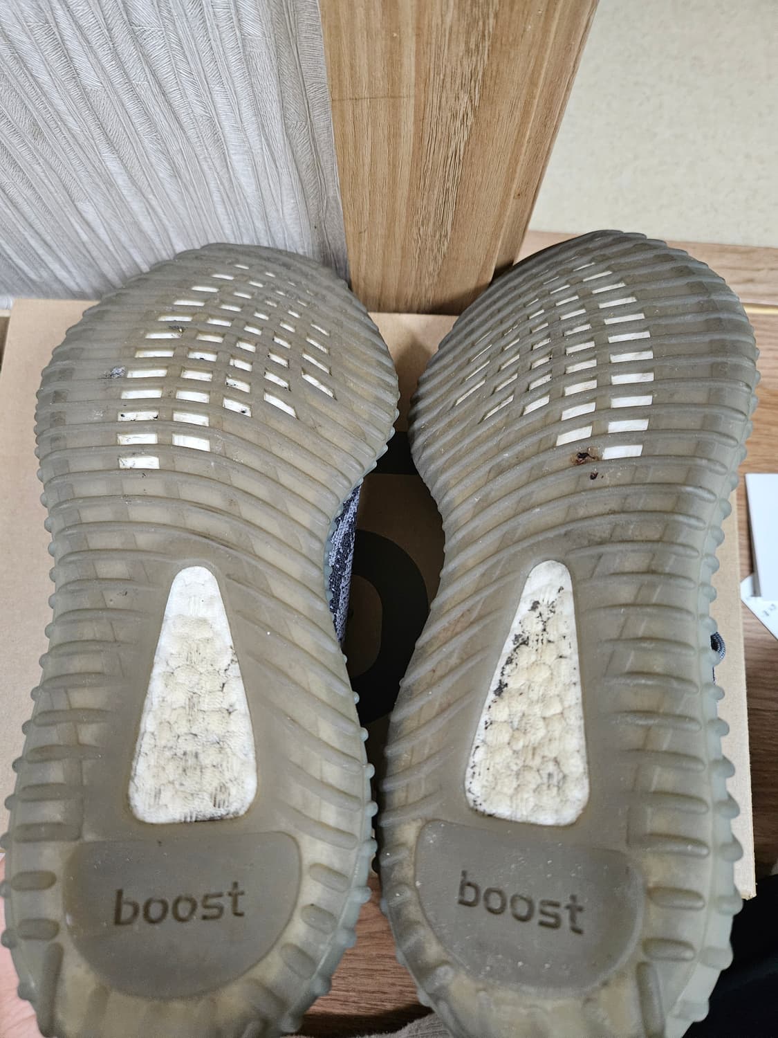 아디다스 이지부스트 350 V2 벨루가 2.0 상품이미지3