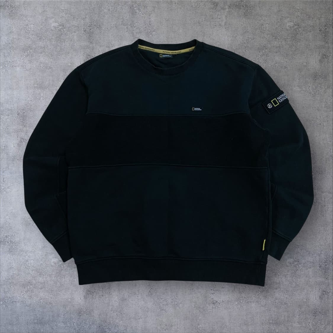 내셔널 지오그래픽 스몰 로고 와펜 블랙 맨투맨 상품이미지1