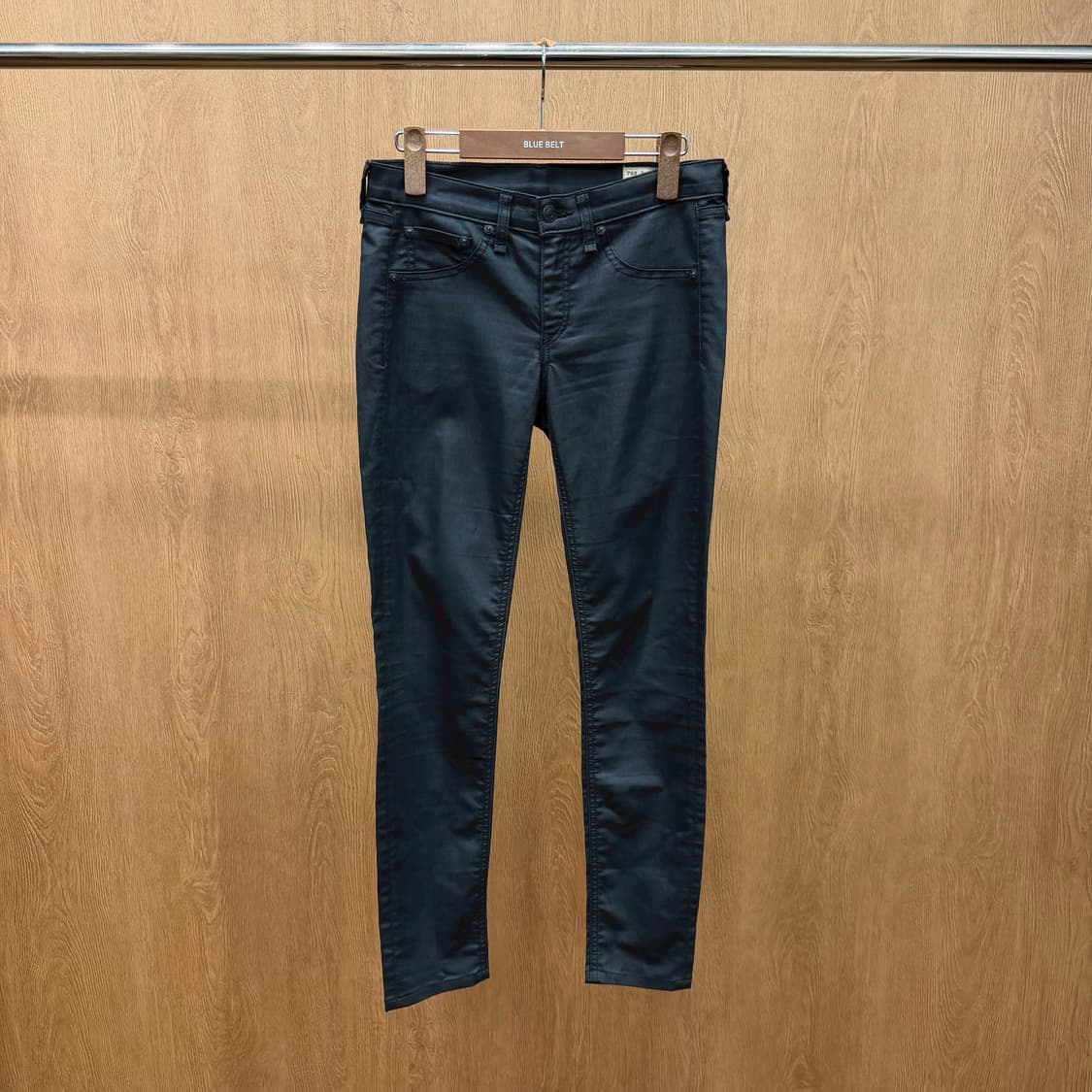 랙앤본 코팅 스키니 팬츠 백 포켓 시그니처 미니 자수 로고 디테일 블랙 상품이미지2