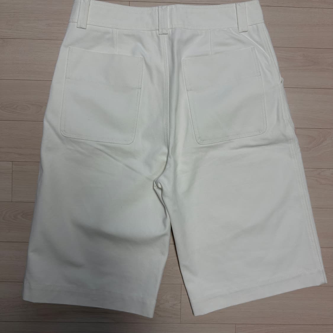 JACQUEMUS 자크뮈스 자수 버뮤다 팬츠 오프화이트 컬러 상품이미지2