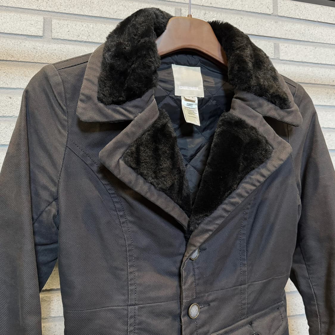 디젤 Y2K 아워글래스 퍼 코트자켓 패널절개 퀼팅안감 디테일 차콜 상품이미지4