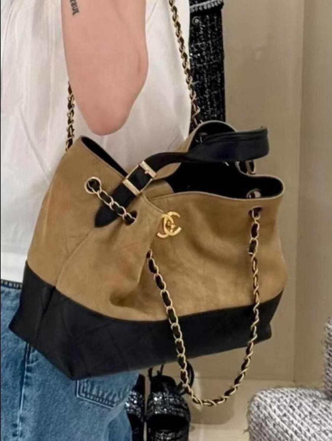 샤넬(Chanel) 25A 스웨이드 쇼퍼백 상품이미지2