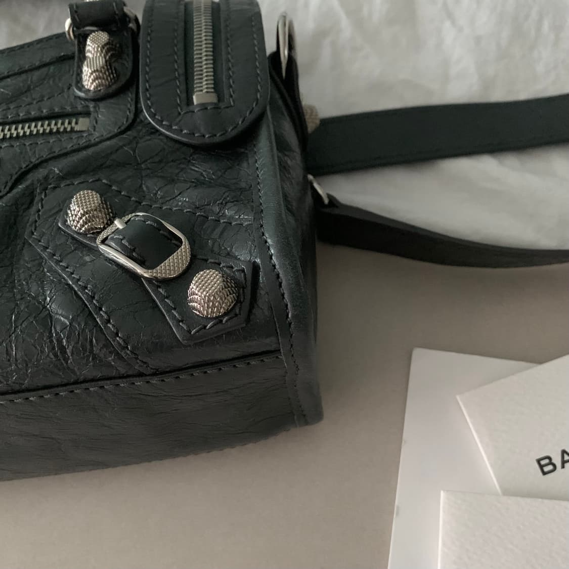 발렌시아가 르시티 모터백 미니 차콜 그레이 상품이미지3