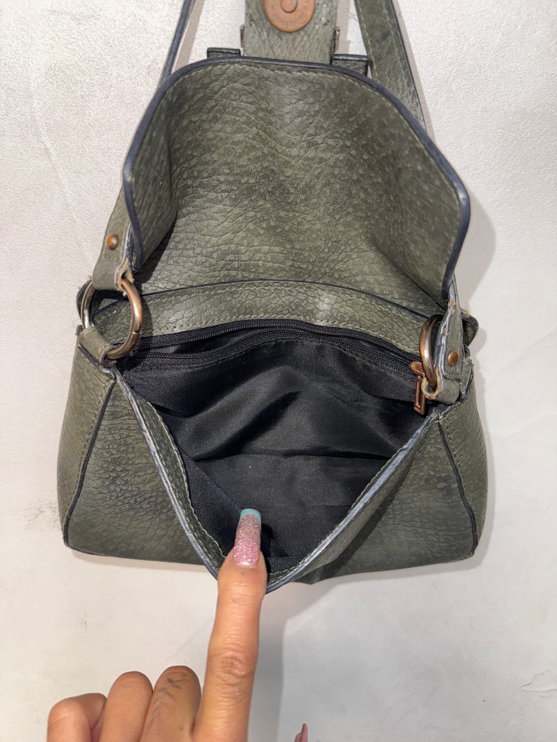 Guess ash khaki stitch buckle 숄더백 상품이미지7