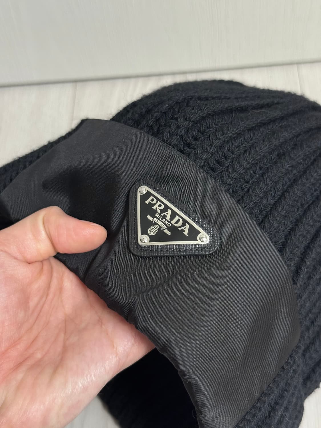 [L] 프라다 리나일론 비니 니트 모자 블랙 상품이미지2