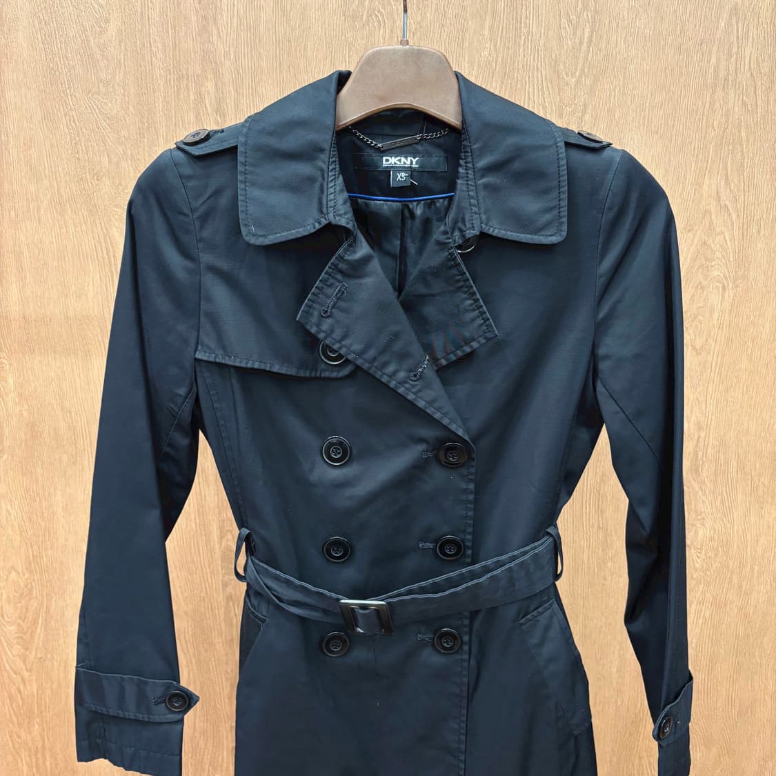 DKNY 트렌치 코트 더블브레스트 소매 스트랩 버클 벨트 디테일 네이비 상품이미지4