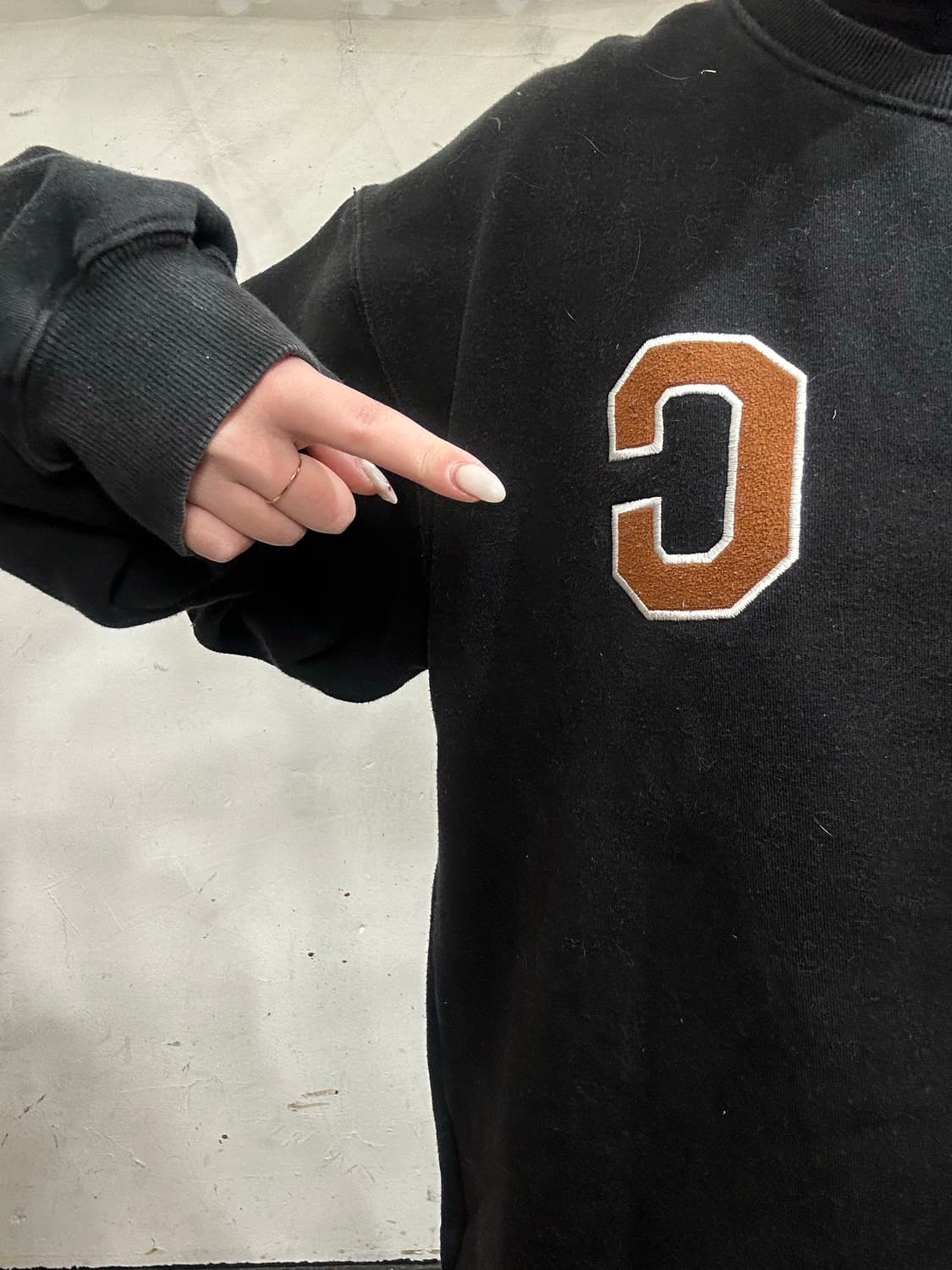 커버낫 블랙 C 로고 자수 맨투맨 오버핏 스웻 셔츠 S 상품이미지4