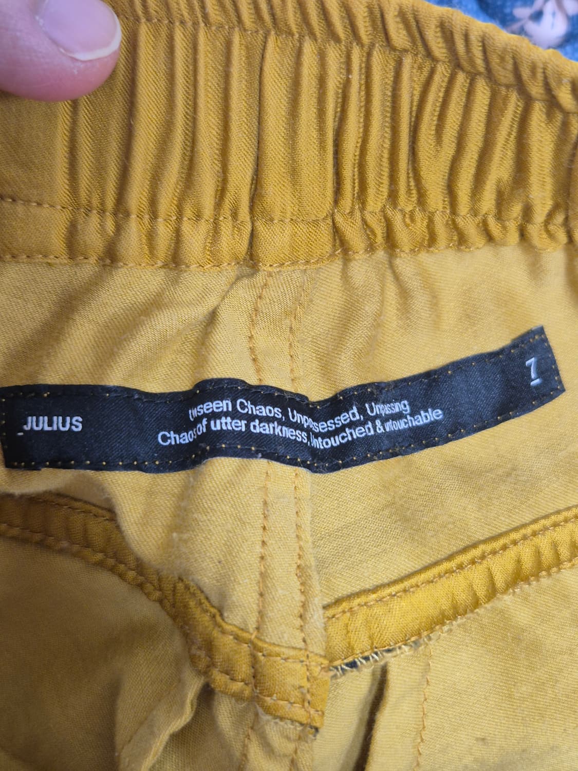 (2)율리우스 JULIUS 23SS 새틴 플레어 팬츠 옐로우 상품이미지7