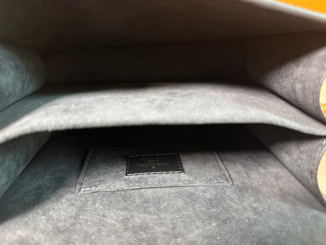 [새상품] 루이비통 에피 에삐 미니도핀 체인 숄더백 블랙 금장 상품이미지8