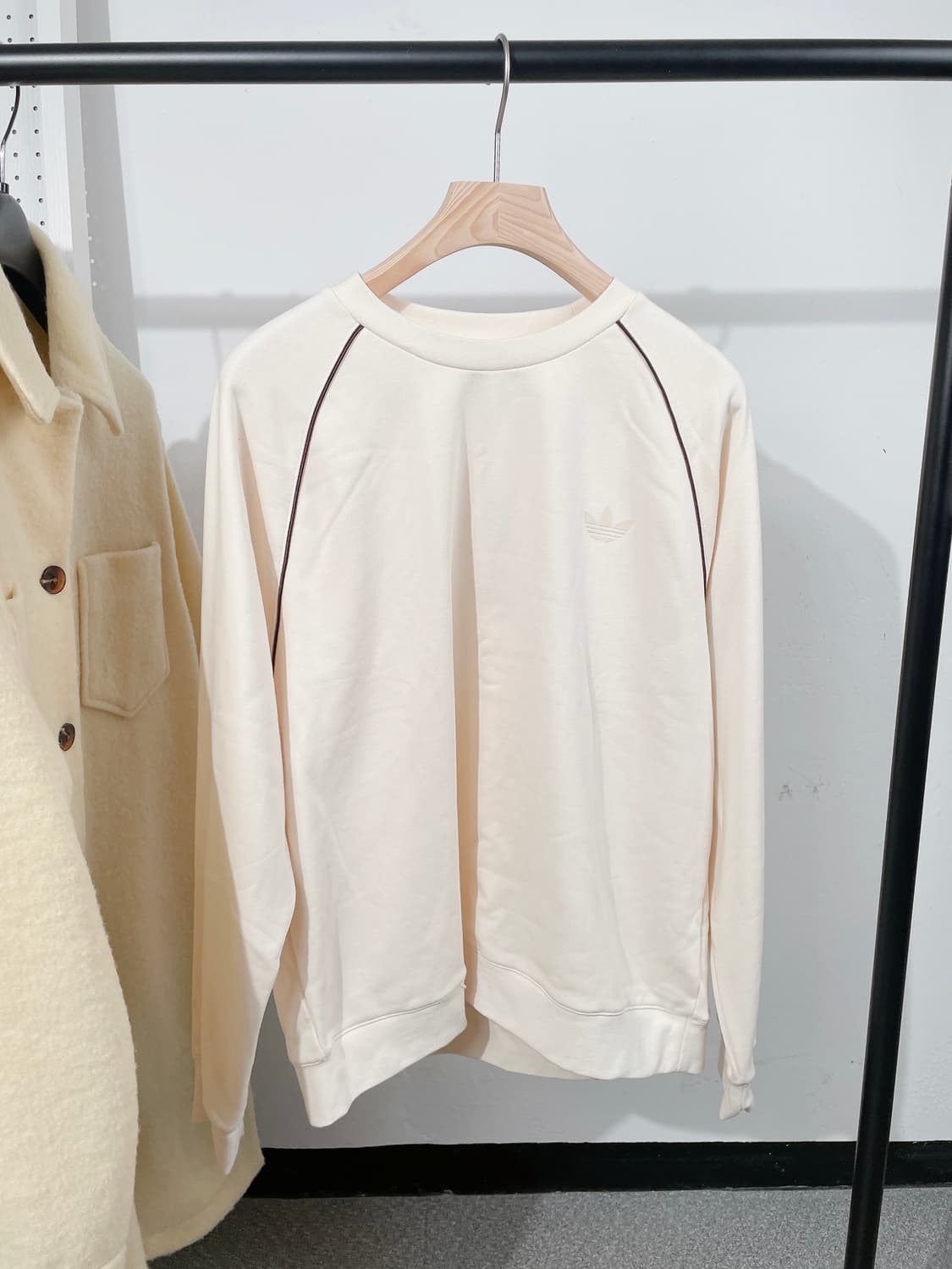 (정품/새상품) 아디다스 X 웨일스 보너 공용 크루 스웨터 크림 맨투맨 상품이미지1