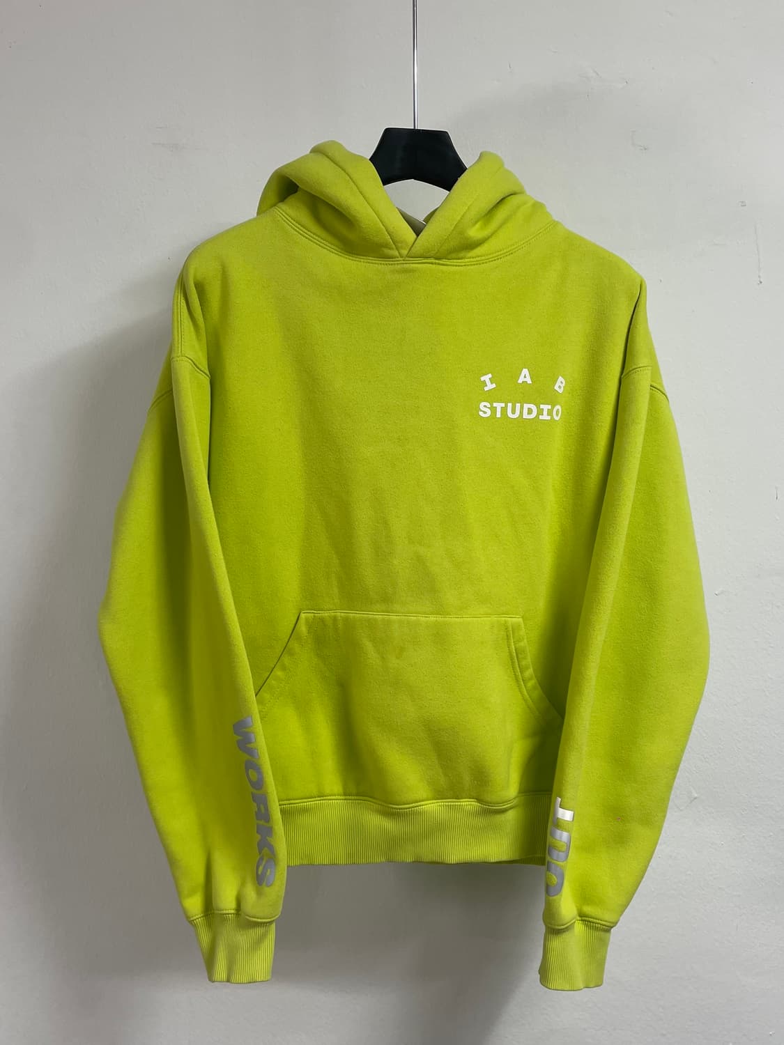 아이앱 스튜디오 웍스아웃 형광 후드티 (on.129) 상품이미지1