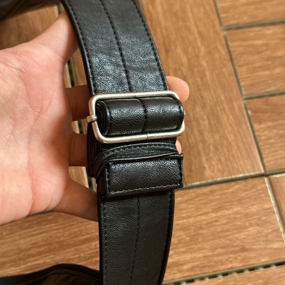 Legato largo fake leather cross bag 상품이미지7