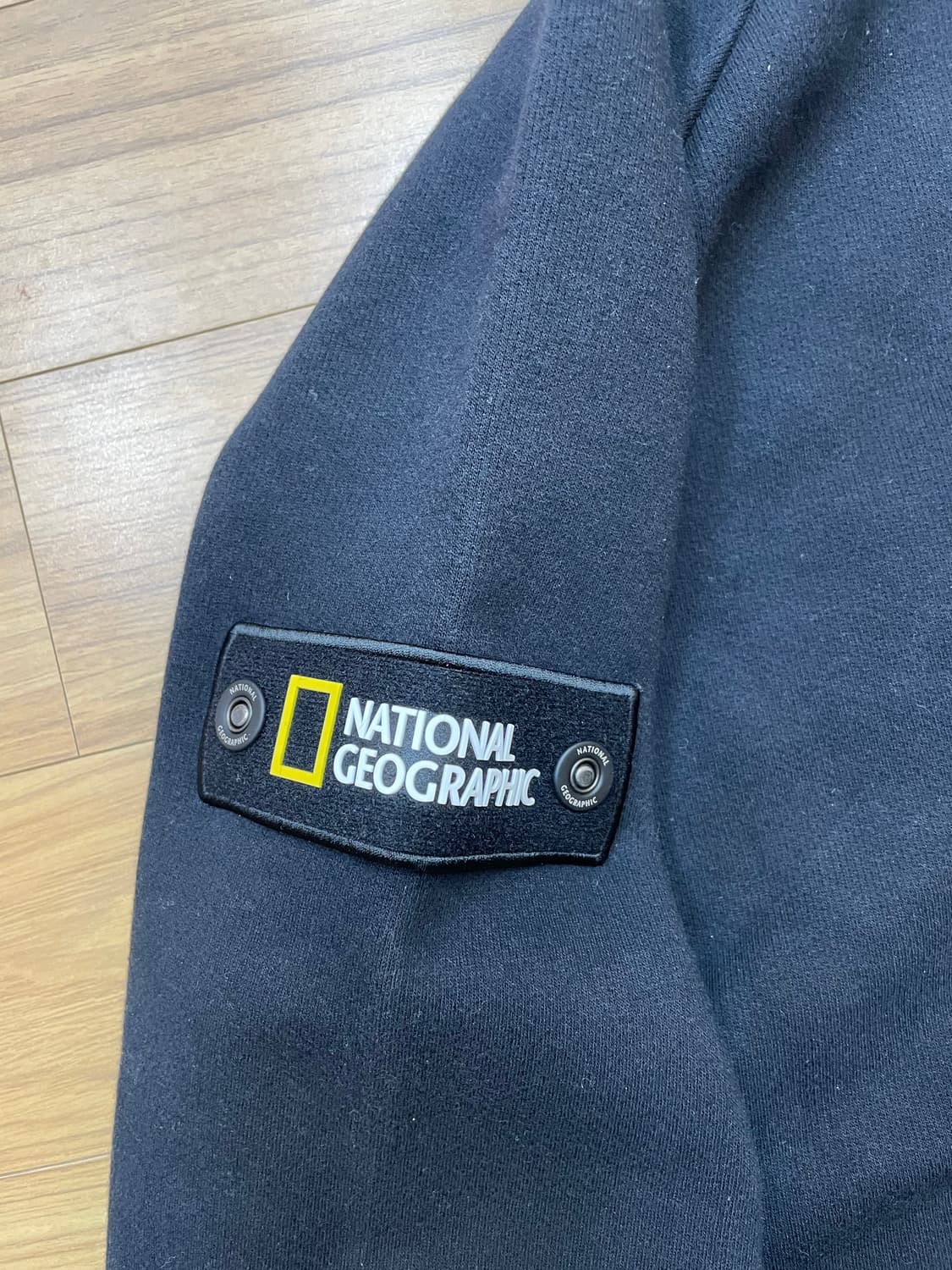 내셔널지오그래픽 검정색 맨투맨 L사이즈 판매합니다. 면과 폴리에스터 혼방 상품이미지3
