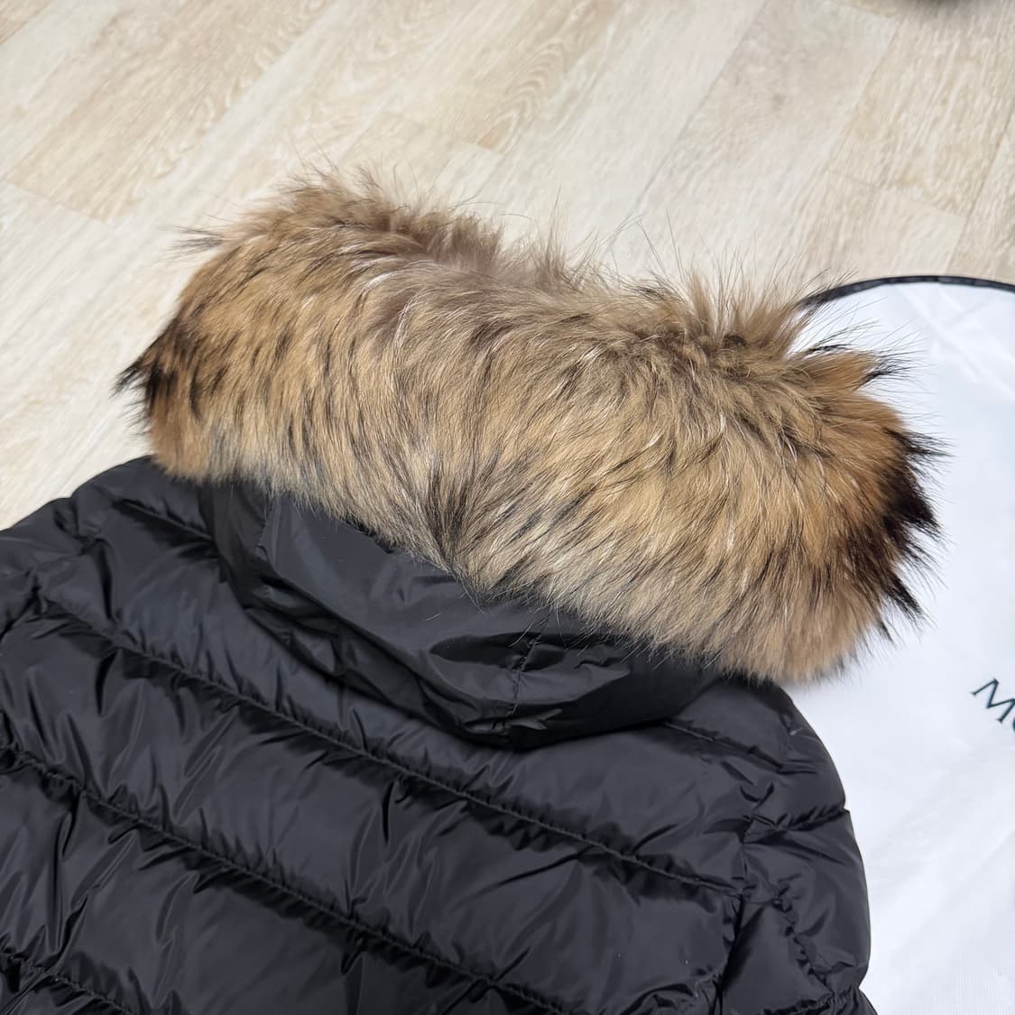 블랙 0/새상품급]몽클레어 클로에 여성패딩 블랙 라쿤퍼 0사이즈 풀구성 상품이미지5