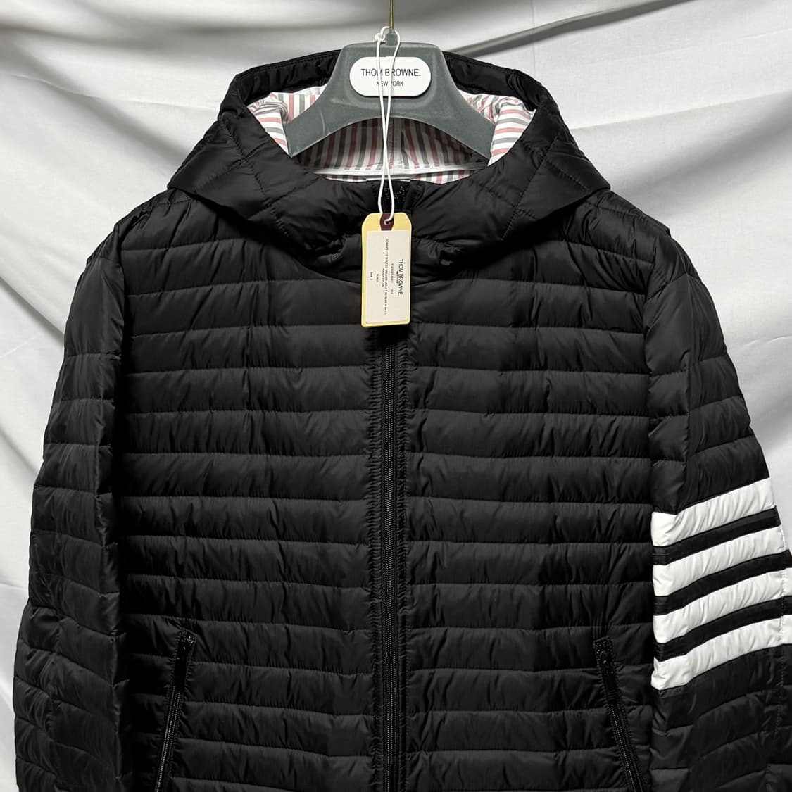 [새상품/선물가능] 24FW 톰브라운 사선완장 후드 경량패딩 블랙 상품이미지3