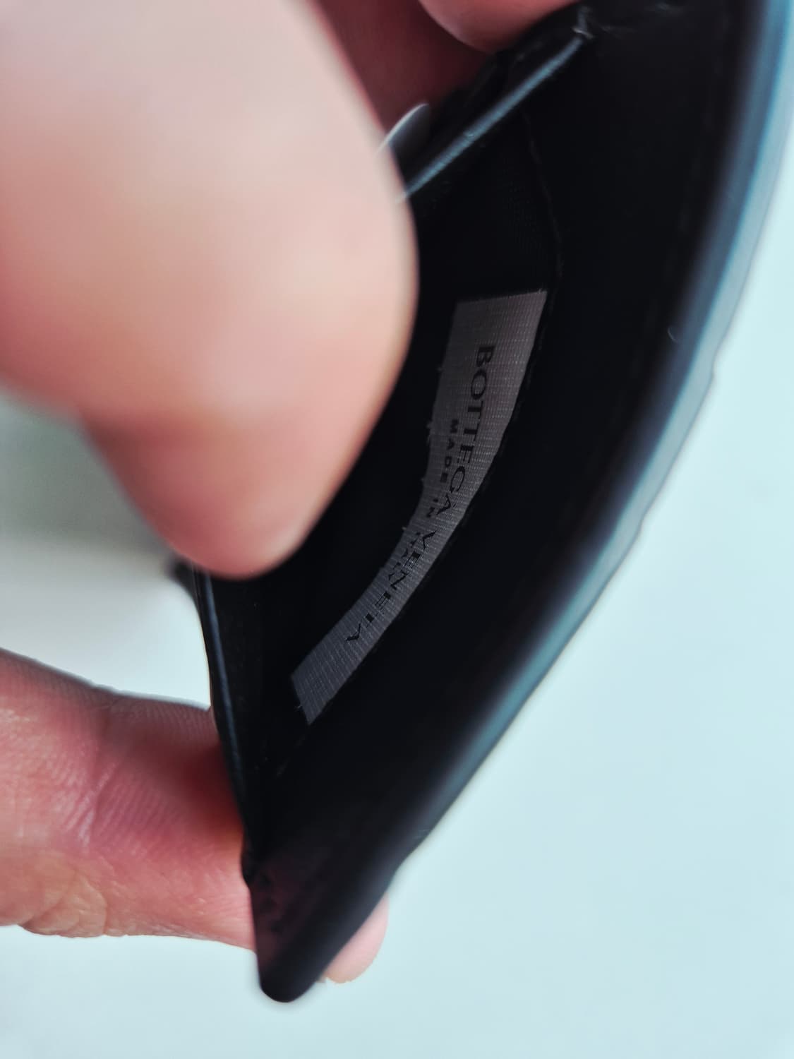 보테가베네타 안트레치아토 플랩 카드지갑 다크 그레이 상품이미지4