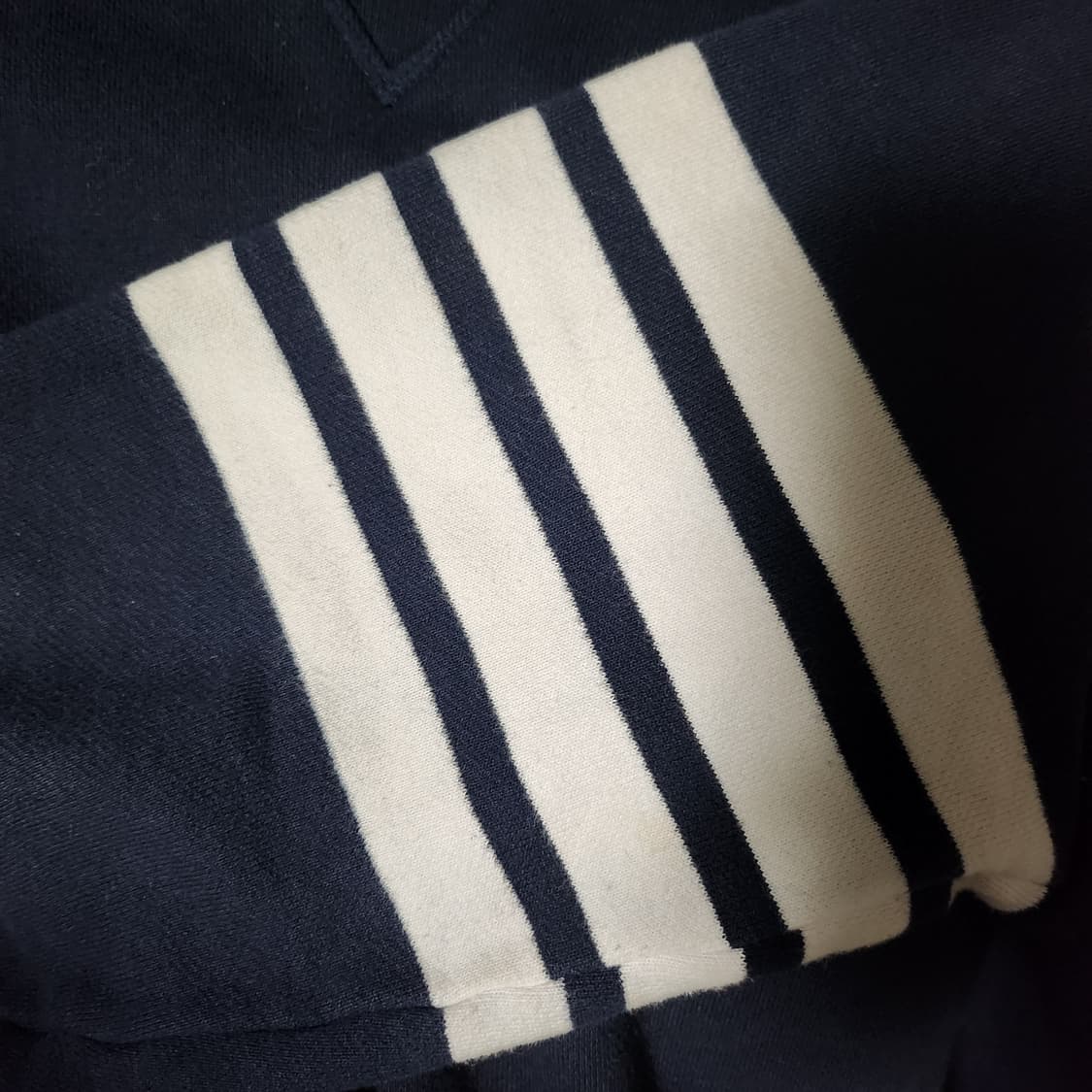 톰브라운 사선완장 맨투맨 2사이즈 네이비 상품이미지3