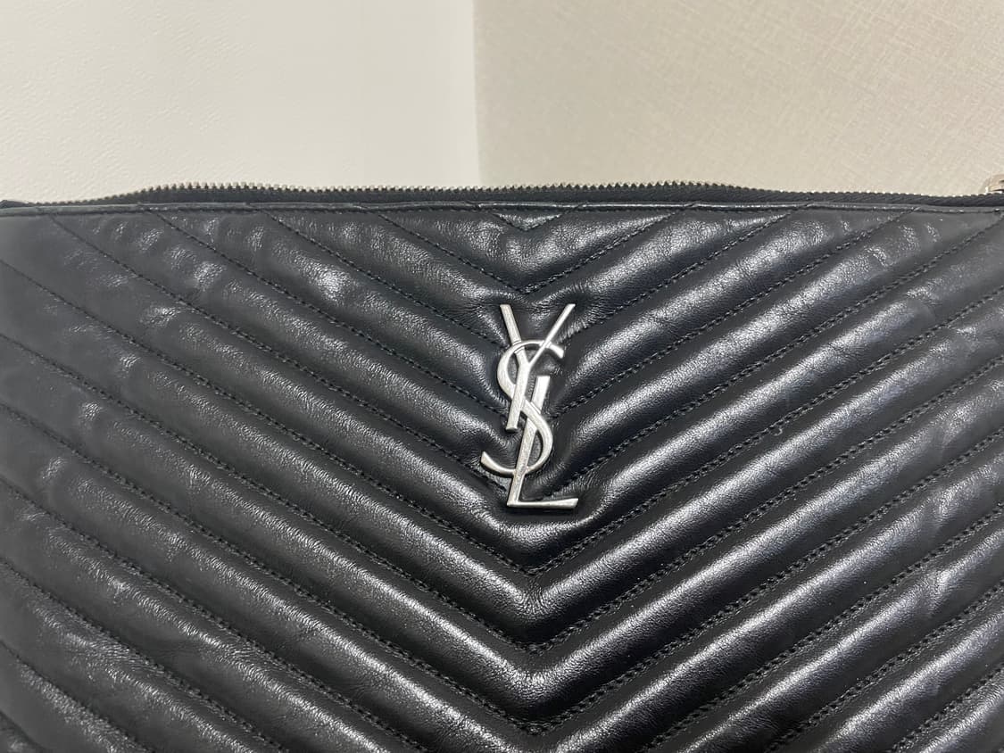 생로랑 마틀라세 클러치백 블랙 은장입니다 상품이미지2