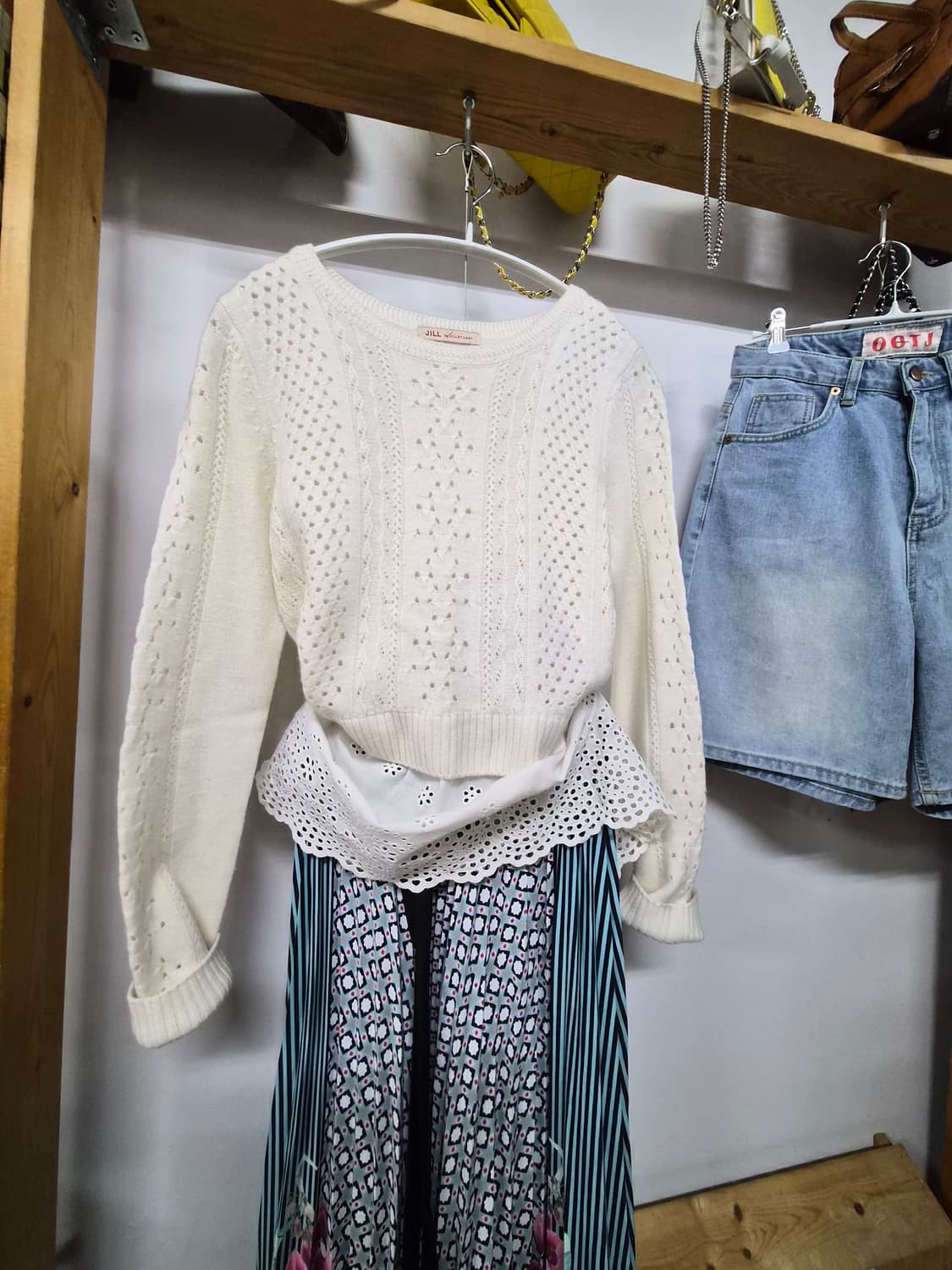 질스튜어트 펀칭자수 니트 상품이미지1