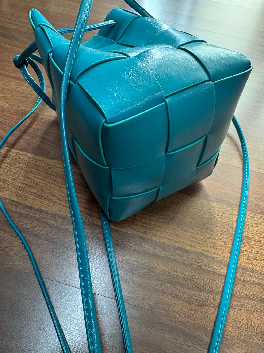 새제품 터쿼이즈컬러 소가죽 위빙백 상품이미지6