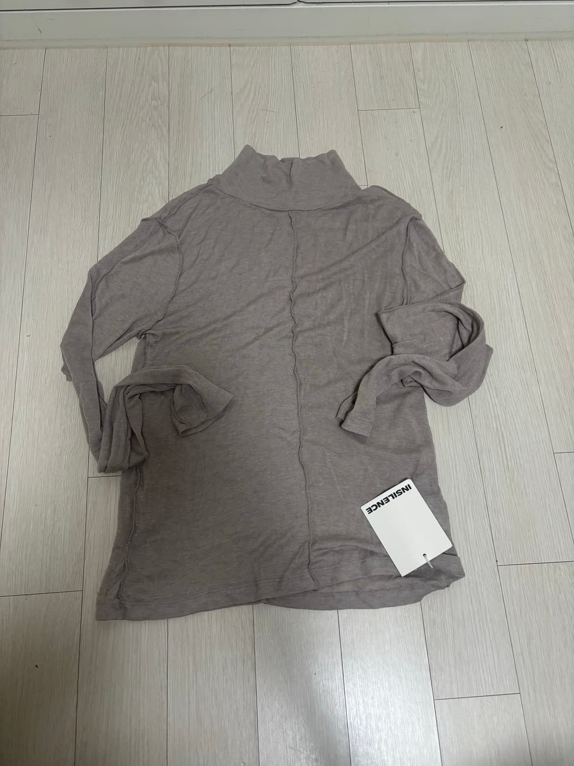 인사일런스 라인 터틀넥 티셔츠 베이지 새상품 상품이미지3