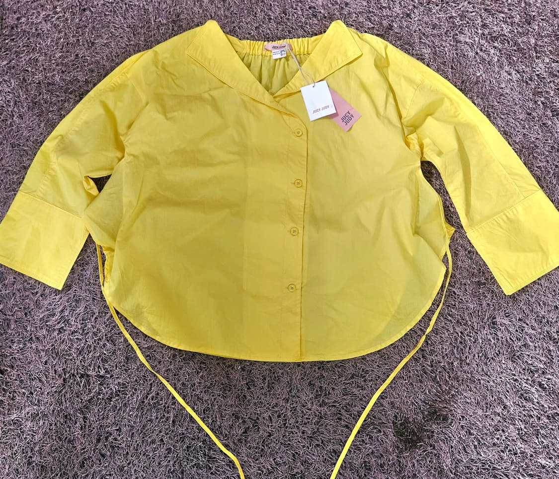 쥬시쥬디 라인 스트렙 블라우스
90 size
 상품이미지1