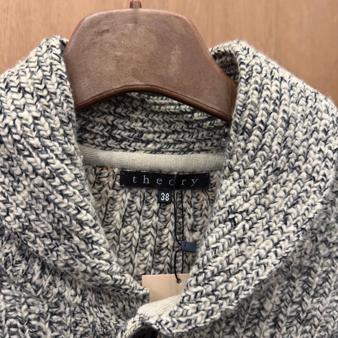 띠어리 숄카라 울 니트 가디건 전면 버튼 립 조직 디테일 아이보리 블랙 상품이미지6