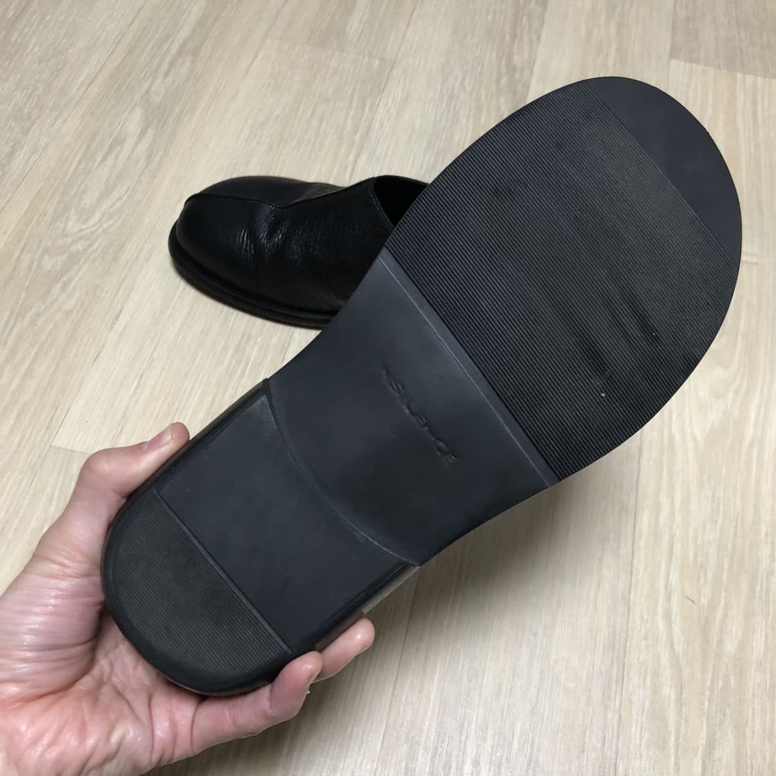 (250) 인사일런스 INSILENCE 크랙 레더 클로그 블랙  상품이미지8