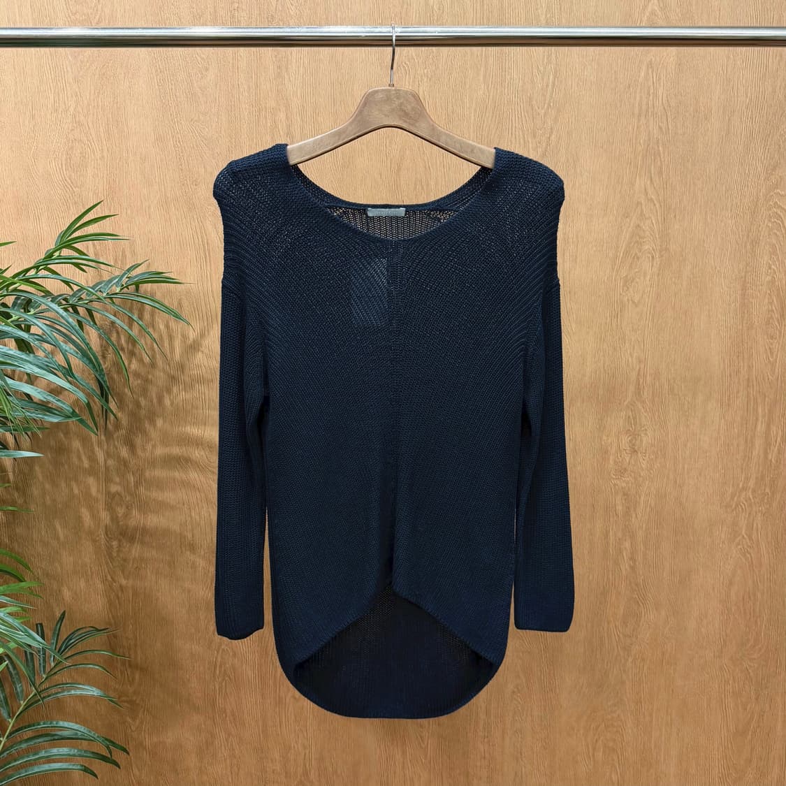 띠어리 럭스 라운드넥 긴팔 니트 하이 로우 밑단 디테일 루즈핏 블랙 상품이미지1