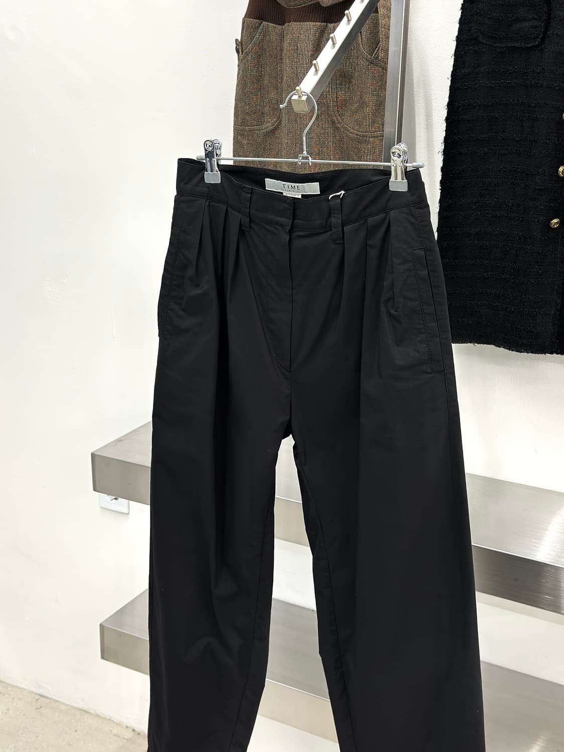 타임 블랙 쓰리턱 코튼 팬츠  상품이미지2