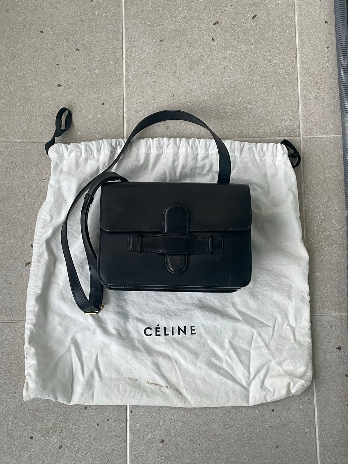 셀린느 (피비 파일로) 시메트리컬 백 검정 미듐 상품이미지1