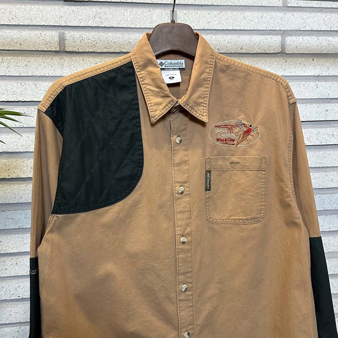 컬럼비아 긴팔 워크 셔츠 앞면 로고 배색 원포켓 디테일 카멜 베이지 상품이미지4