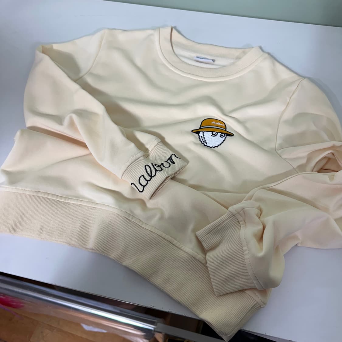 우먼S-M 말본 아이보리 손목로고 맨투맨 상품이미지1