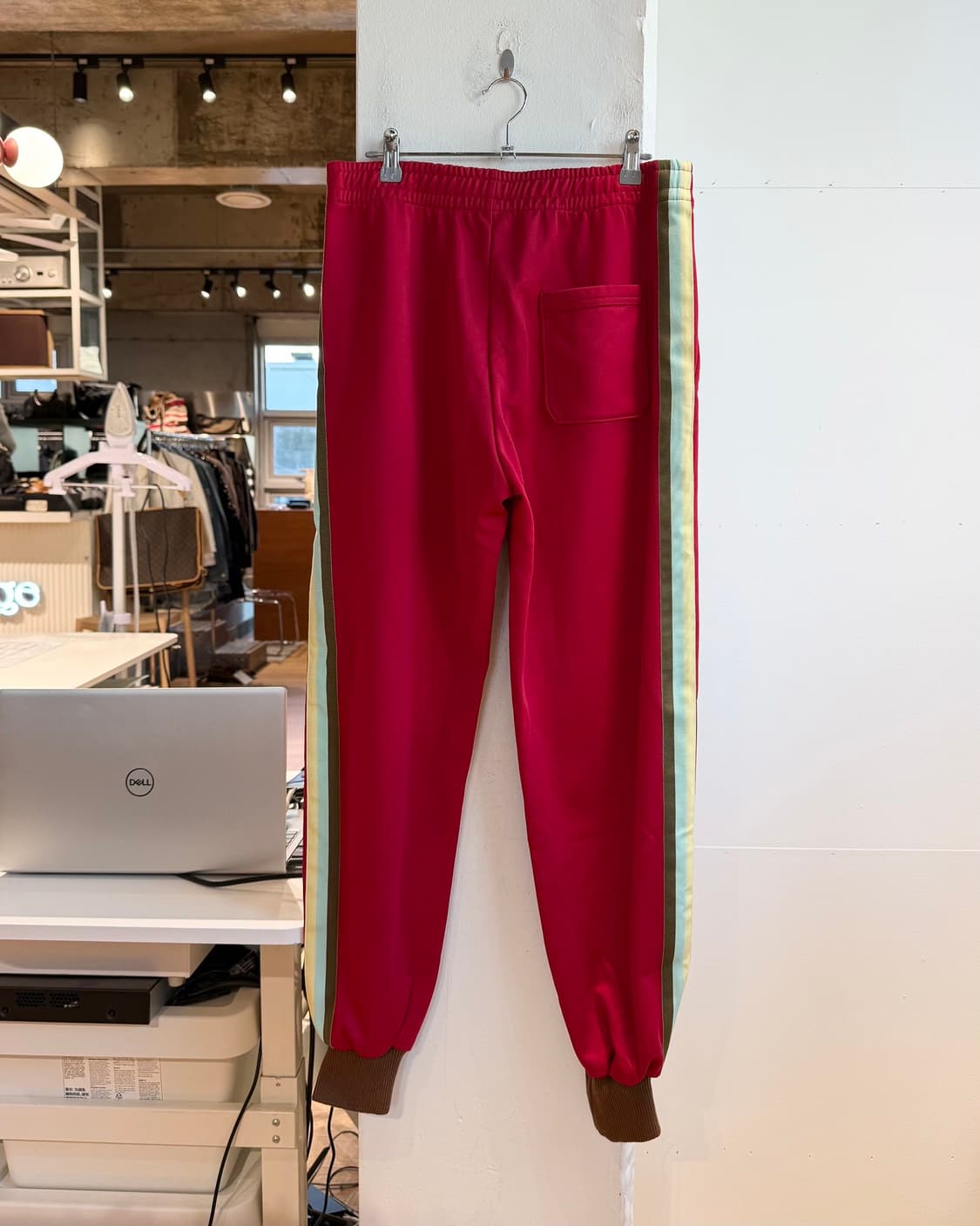 아크네 스튜디오 레드 페이스패치 스웻 팬츠  상품이미지5