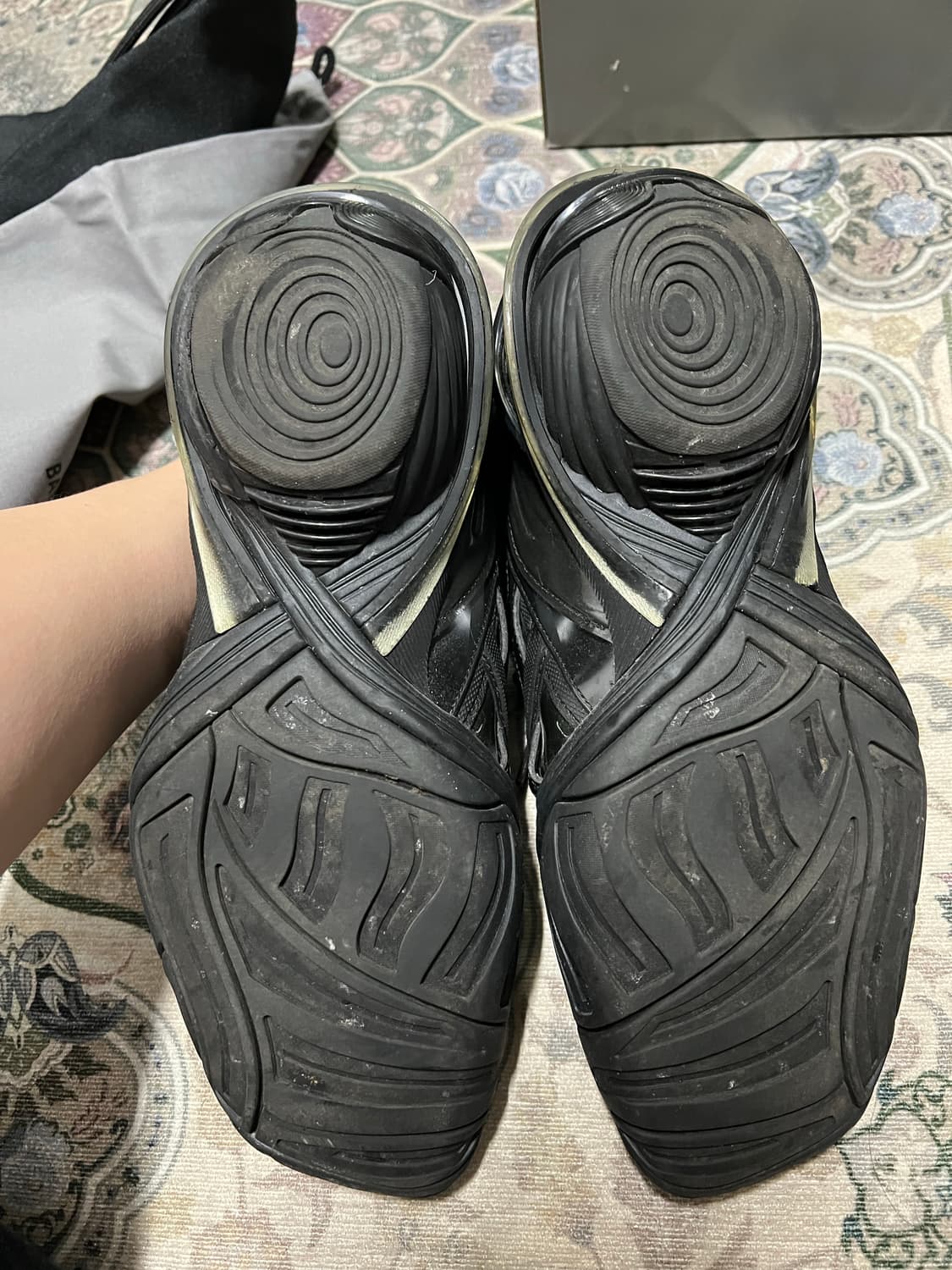 발렌시아가 타이렉스 42사이즈 팝니다 상품이미지7