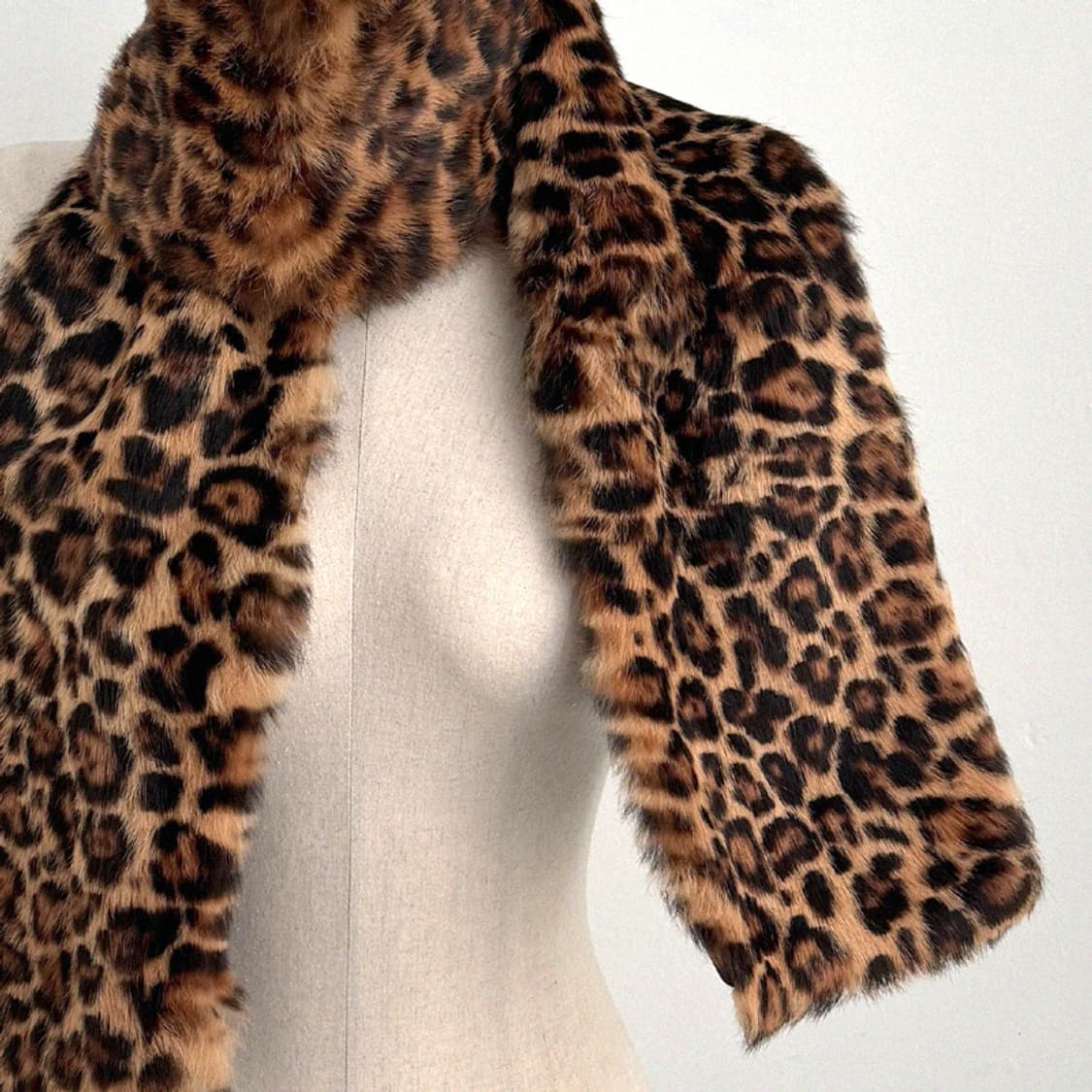 구찌 레오파드 호피 래빗 퍼 실크 머플러 숄 상품이미지2