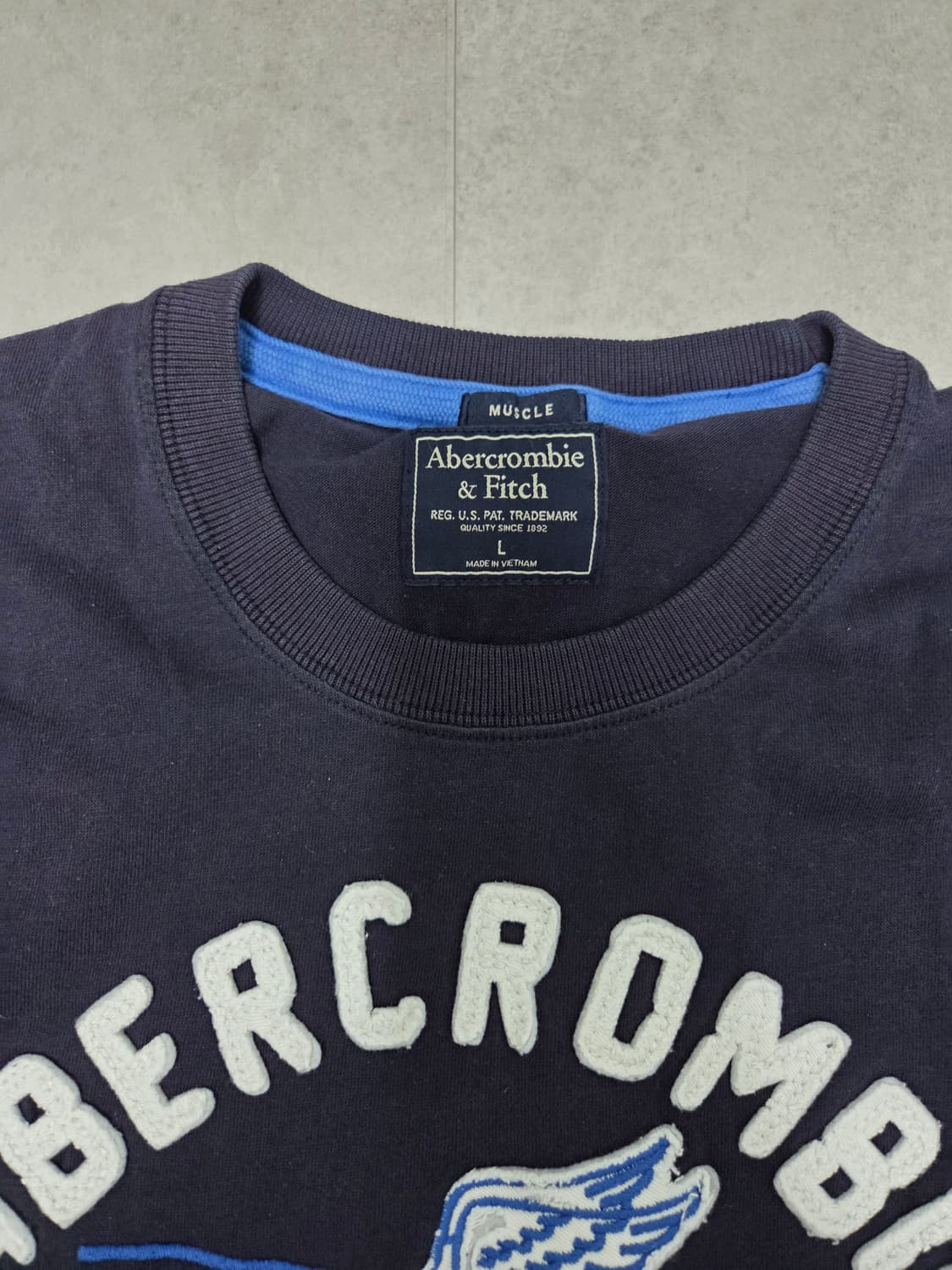 아베크롬비 앤 피치 네이비 반팔 티셔츠 상품이미지2
