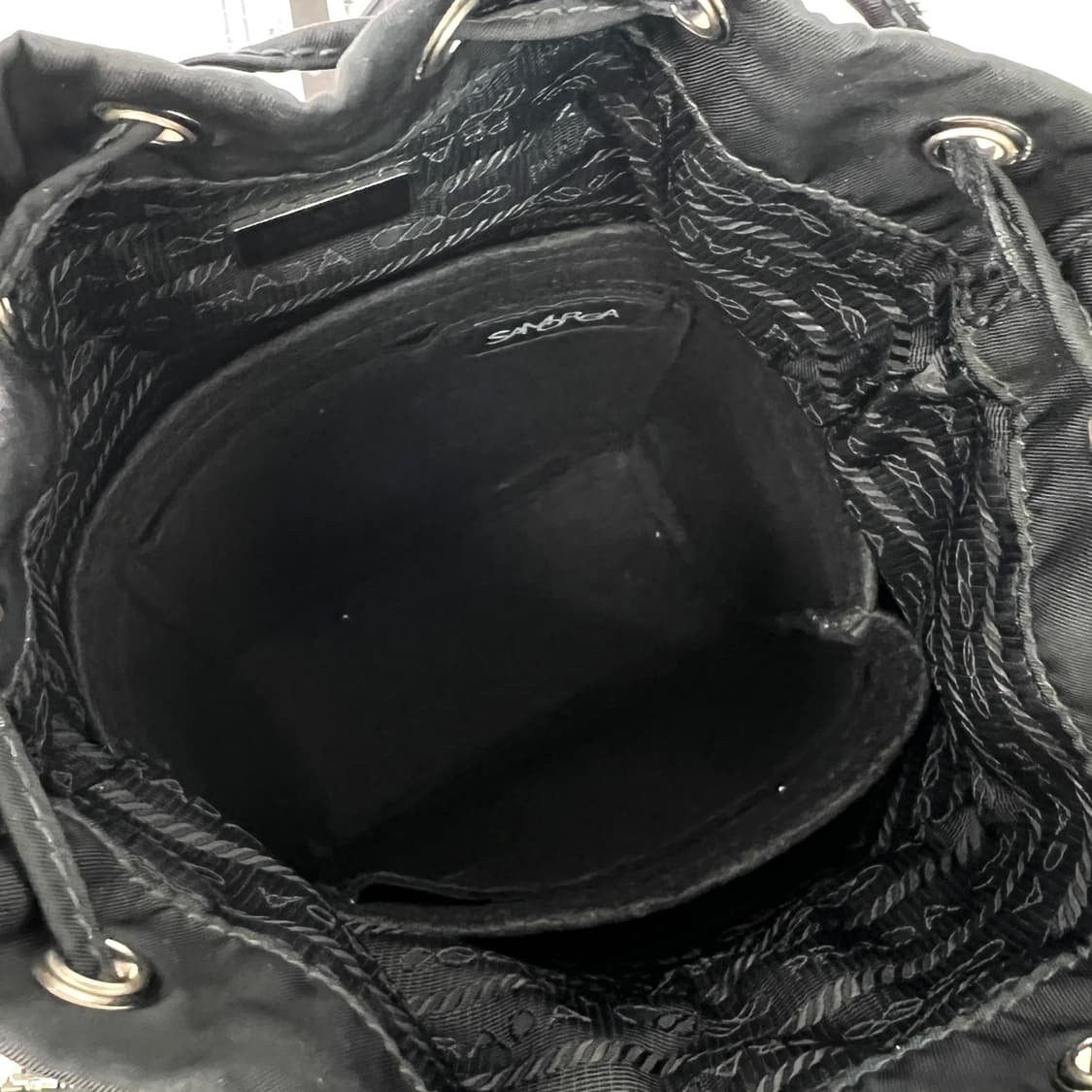 프라다 나일론 삼각로고 버킷 파우치 블랙 (1NE369) 상품이미지6