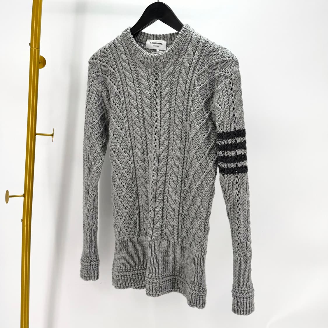 [40사이즈] 톰브라운 아란 케이블 사선 니트 그레이 (FKA276A) 상품이미지2