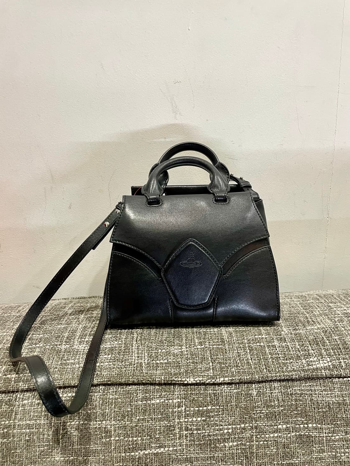 비비안 웨스트우드 블랙 가죽 미니 토트백 정품 상품이미지1