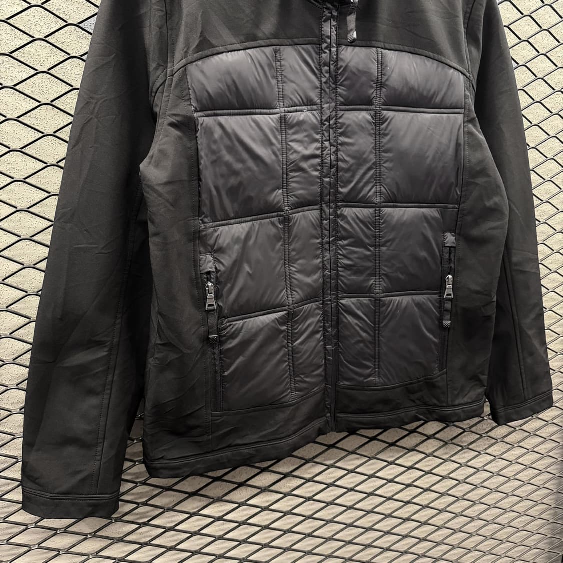 Guess 게스 캐주얼 패디드 자켓 퀼팅 스탠드업 칼라 후면 로고 디테일 상품이미지4