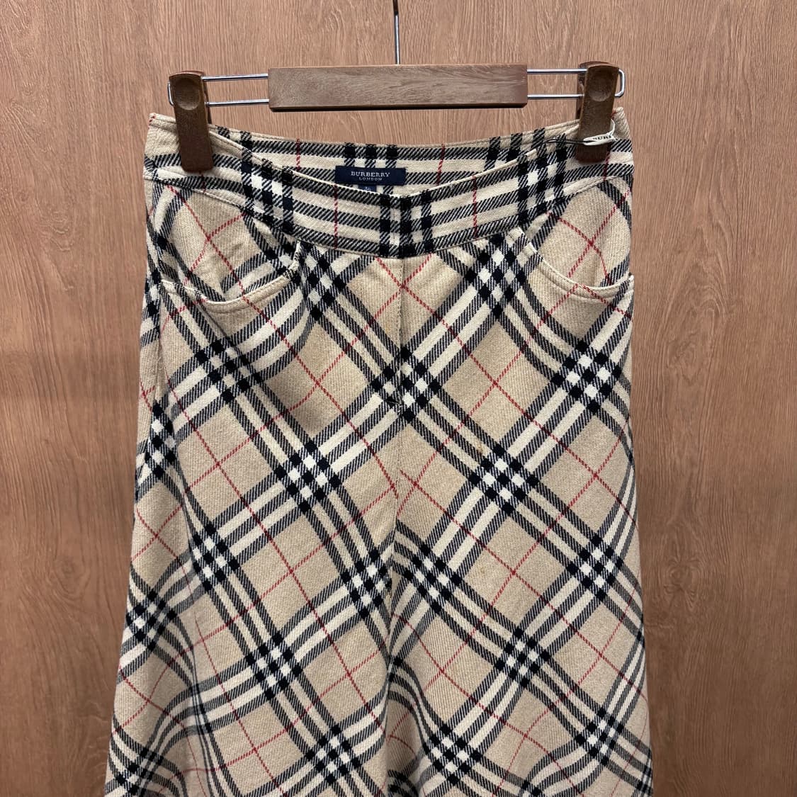 버버리 런던 미디 스커트 노바 체크 패턴 컷오프 마감 디테일 베이지 상품이미지4