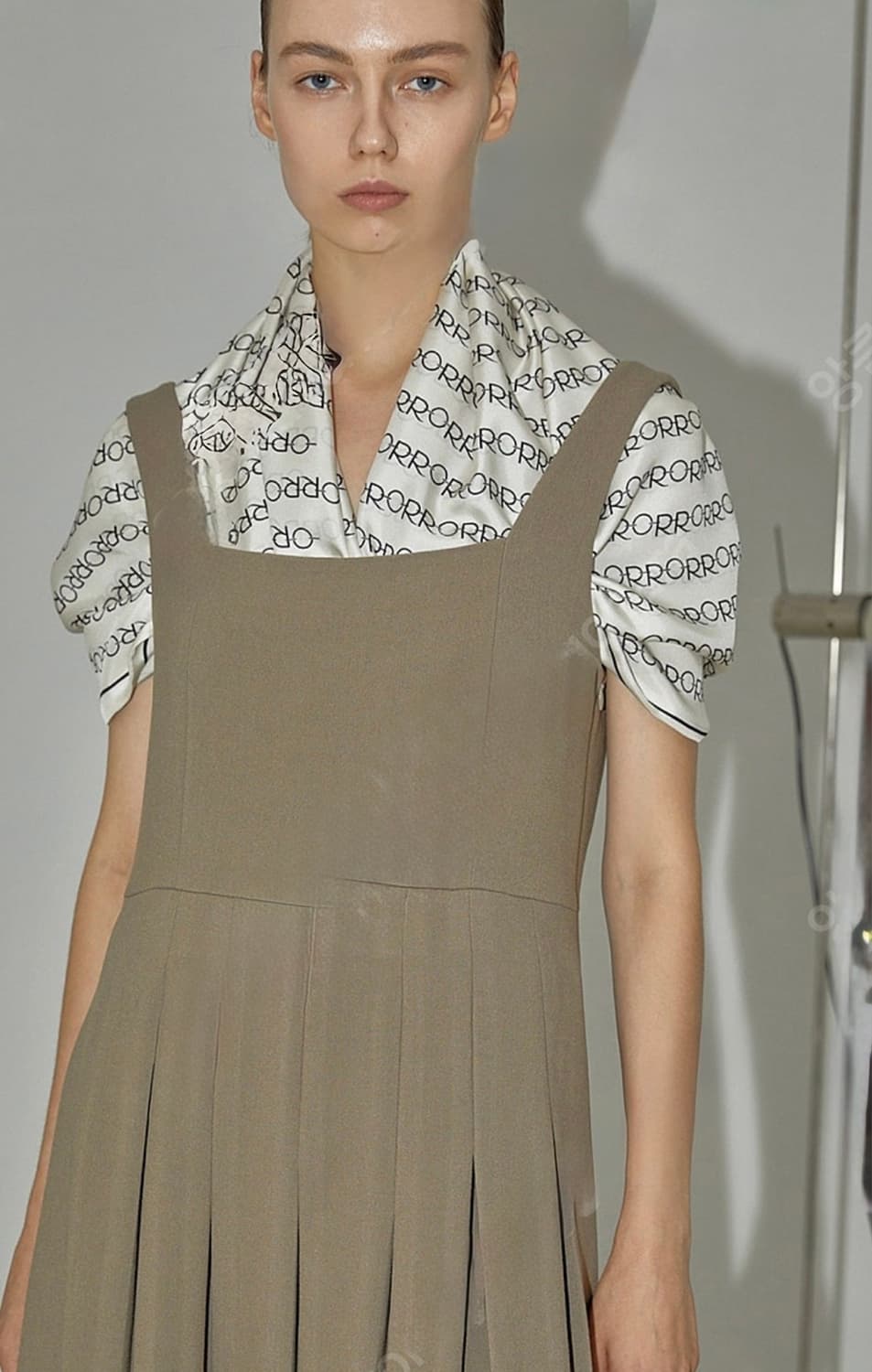 오르 orr 언밸런스 플리츠 드레스 상품이미지1