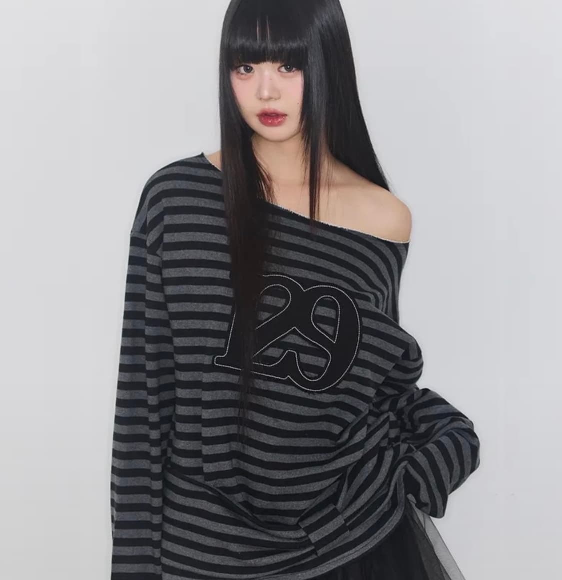 일리고 129 스트라이프 맨투맨 블랙 차콜 오프숄더 상품이미지1