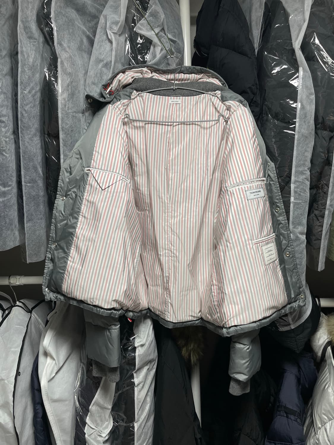 [3사이즈] 톰브라운 매트 나일론 사선 다운 봄버 패딩 자켓 상품이미지7